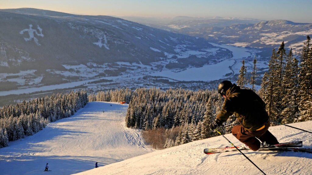 Person står på ski i Hafjell alpinsenter