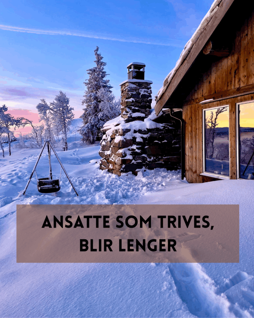Hytte i snødekt landskap